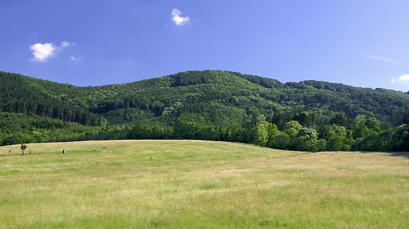 Veřovické vrchy s PR Trojačka - pohled od Mořkova (20. 6. 2005)