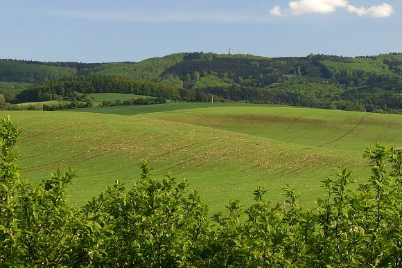 Brdo (586,7 m n.m.) s kamennou rozhlednou je nejvyšším vrcholem v Chřibech (7.5. 2005), foto © Zdeněk Podešva