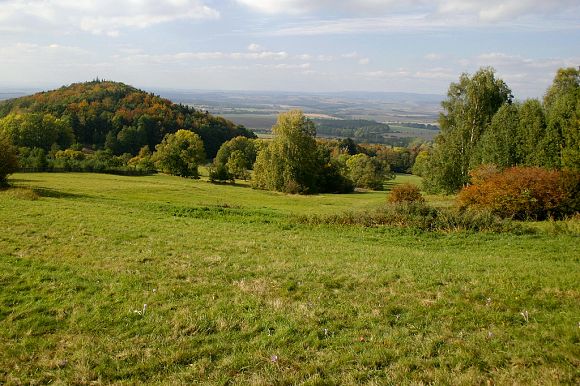 Přírodní památka Pod Kozincem, vlevo je zalesněný vrchol Kozinec  (4. 10. 2004), foto © Zdeněk Podešva