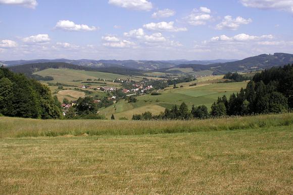 Výhled z PR Dubcová na Vsetínské vrchy, v popředí kulturní louky a obec Kateřinice (27. 6. 2003) , foto © Zdeněk Podešva