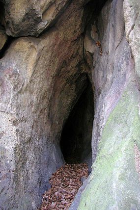 Puklinová jeskyně v přírodní památce Budačina (29. 3. 2002), foto © Zdeněk Podešva