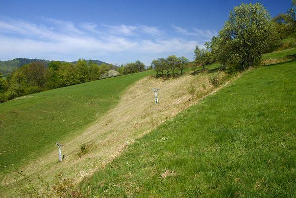 Dnes již bývalá sjezdovka v PP Nad Kašavou (21. 4. 2009)